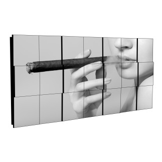 Curvart Dimensions Mujer Fumando